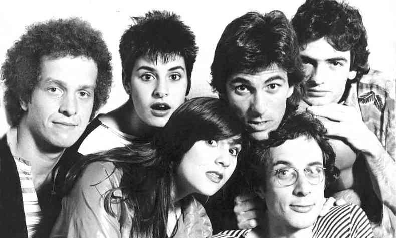 Seis integrantes da formao da banda Blitz nos anos 80 olham para a cmera, alguns deles fingindo espanto 
