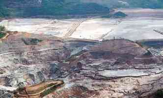 Vista das barragens da mineradora, que quer mais tempo para plano de emergência(foto: Corpo de Bombeiros/Divulgação)