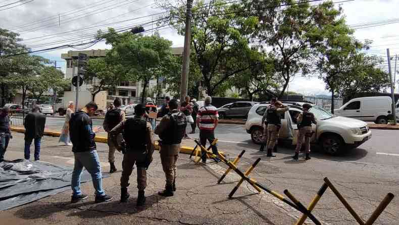 A PMMG e a Guarda Civil esto no local para impedir a concentrao de bolsonaristas na avenida Raja Gabaglia, em BH