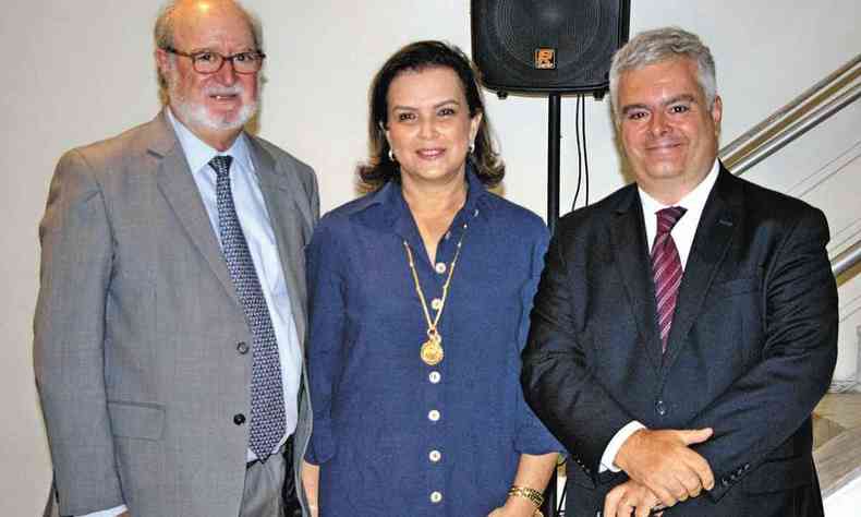 O ex-governador de Minas Eduardo Azeredo, Helosa Azeredo e o jornalista Rogrio Faria Tavares sorriem para a cmera