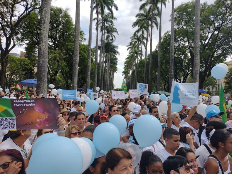 Marcha na Praça da Liberdade contra a descriminalização do aborto (foto: Edésio Costa/EM/D.A. Press) Marcha na Praça da Liberdade contra a descriminalização do aborto reúne pessoas vestidas de branco e carregando balões azuis