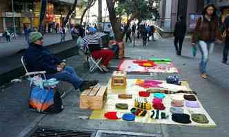 Alguns artesos comeam a chegar  Rua dos Carijs, no Centro(foto: Paulo Filgueiras/EM/DA Press)