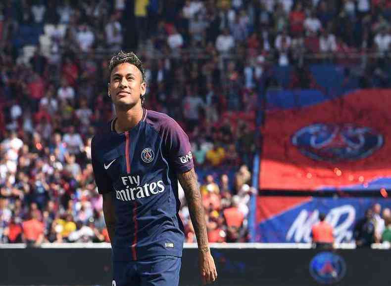 O jogador mais caro do mundo, Neymar foi para PSG com salrio de R$ 148 milhes(foto: ALAIN JOCARD/AFP )