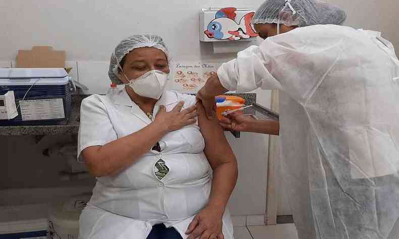 Maria Auxiliadora trabalha na sala de vacinas da secretaria de Sade de Viosa desde 1995(foto: Divulgao/Prefeitura de Viosa )