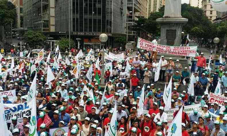 Os manifestantes se concentram na Praa Sete(foto: Paulo Filgueiras / EM / D.A. Press)