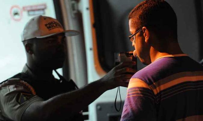 Todos os dias, em média, duas pessoas são presas em flagrante em BH pelo crime de embriaguez ao volante. Especialista e delegado elogiam mudança na legislação(foto: Marcos Vieira/EM/D.A PRESS - 02/02/2018) Todos os dias, em média, duas pessoas são presas em flagrante em BH pelo crime de embriaguez ao volante. Especialista e delegado elogiam mudança na legislação(foto: Marcos Vieira/EM/D.A PRESS - 02/02/2018)