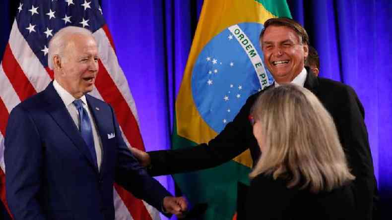 Biden e Bolsonaro. Atrs deles, bandeiras dos EUA e do Brasil