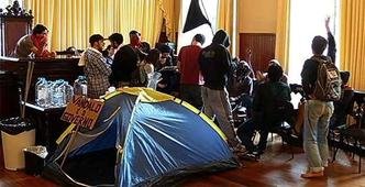 Cerca de 20 pessoas passaram a madrugada acampados no plen�rio(foto: REPRODU��O/TV ALTEROSA)