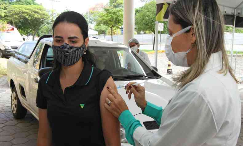 Mulher  vacinada contra a COVID-19
