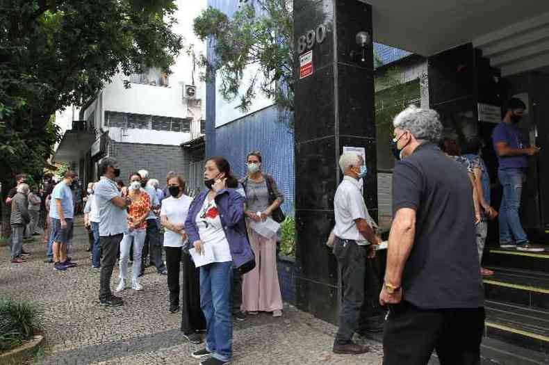 Fila em posto de vacinao na Savassi, em BH: mais de 2,7 milhes de pessoas receberam a primeira dose em Minas(foto: Jair Amaral/EM/D.A press)