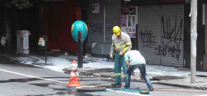 Homens trabalham para reparar danos da rede da Cemig(foto: Paulo Filgueiras/EM/D.A Press)