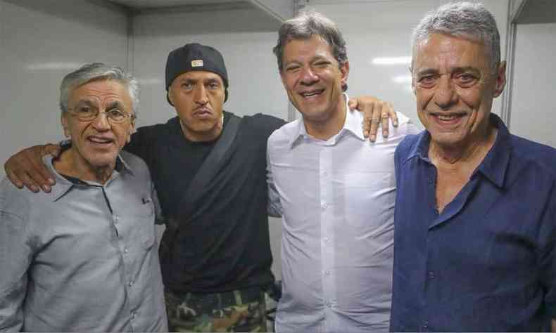 Haddad com Caetano Veloso, Mano Brown e Chico Buarque, que participaram do comcio na Lapa, no Rio de Janeiro(foto: Ricardo Stuckert)