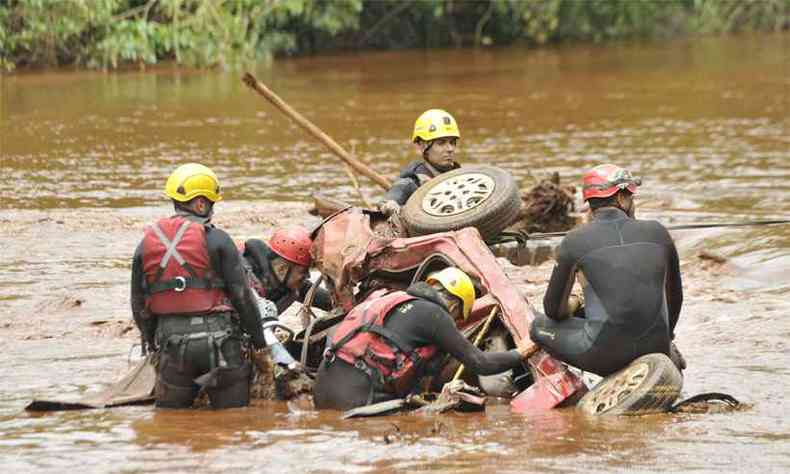 Bombeiros trabalham na gua barrenta que tomou conta do Paraopeba: passados 15 dias, muito monitoramento e poucas decises(foto: Juarez Rodrigues/Em/DA Press)