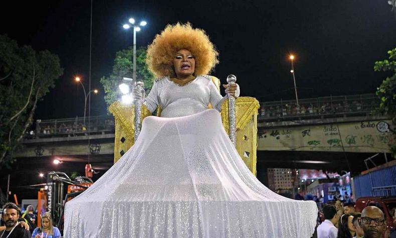 Elza Soares como destaque de carro-alegrico
