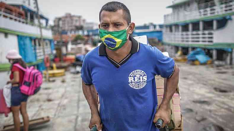 Homem usa mscara com a bandeira do Brasil