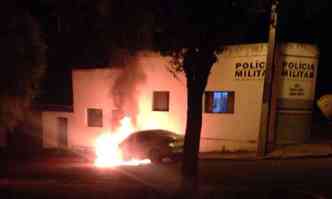 Carro do policial foi completamente destrudo pelas chamas(foto: PMMG/Divulgao)