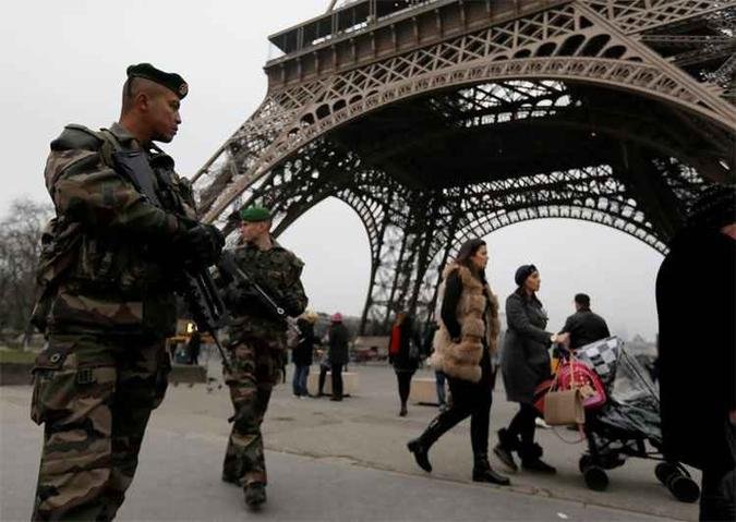 Patrulhamento nos arredores da Torre Eiffel depois do atentado contra a Charlie Hebdo.(foto: REUTERS/Gonzalo Fuentes )
