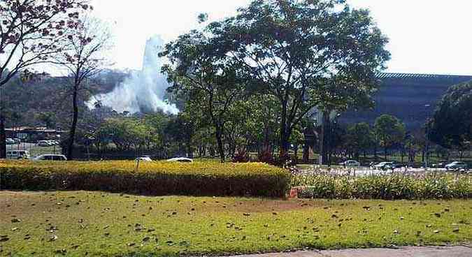 A fumaa provocada pelas chamas pode ser vista na Avenida Carlos Luz (foto: Luana Cruz/EM/D.A.Press)