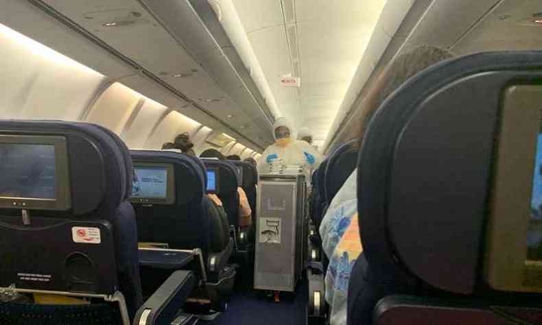 Comissrios de bordo no voo para Guarulhos usam equipamentos de proteo(foto: Arquivo pessoal)