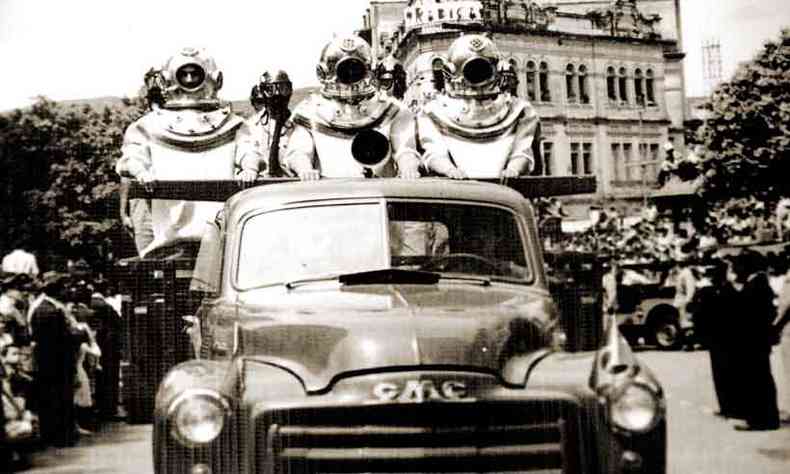 Oficiais do Corpo de Bombeiros em traje de mergulho desfilam pela Avenida Afonso Pena, numa parada militar(foto: Reproduo/Arquivo Corpo de Bombeiros )