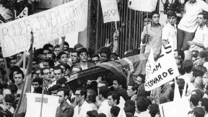 O enterro do estudante Edson Lus, assassinado em maro de 1968 no Rio por policiais militares no restaurante Calabouo, em 28 de maro de 1968; sua morte desencadeou uma srie de manifestaes contra o regime militar