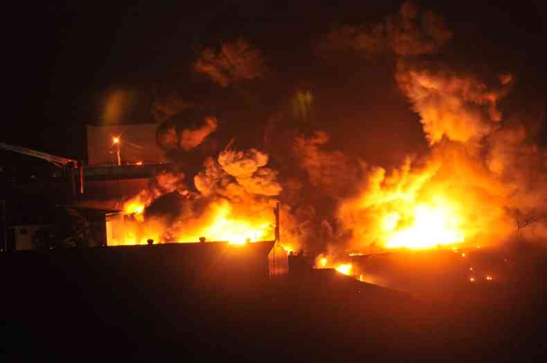 Labaredas e exploses assustaram os moradores de Betim(foto: Marcos Vieira/EM/D.A Press)