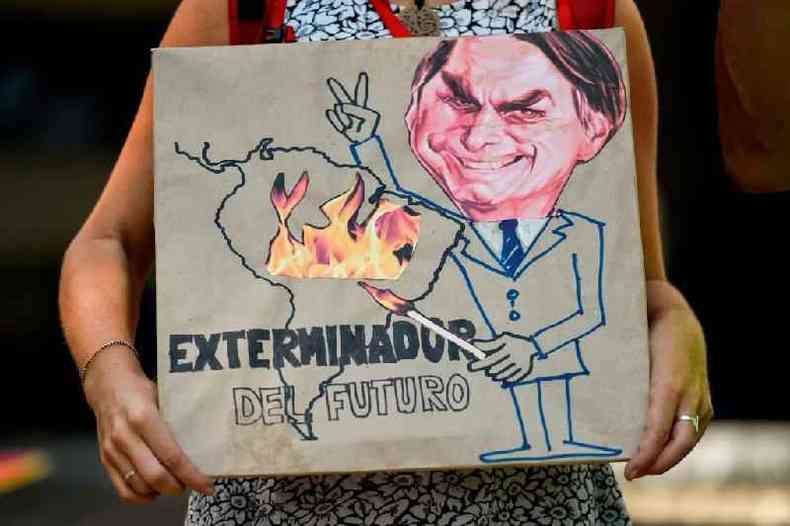 'Exterminador do futuro', diz cartaz que mostra Bolsonaro com um palito de fsforo, incendiando a Amaznia. Cali (Colmbia), agosto de 2019