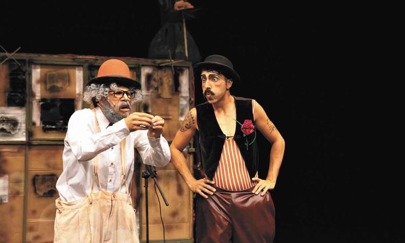 Palhao de barba branca e palhao usando chapu conversam em dena de ''Coraes trapezistas''