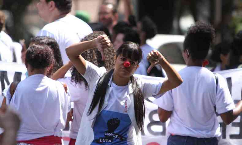 Na foto, Silvana Fernandes durante passeata desta segunda-feira (12/9). Ela usa um nariz de palalhao e camisa em favor do movuimento
