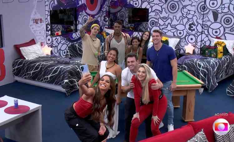 Participantes eliminados do BBB tirando uma selfie juntos na casa do reencontro.