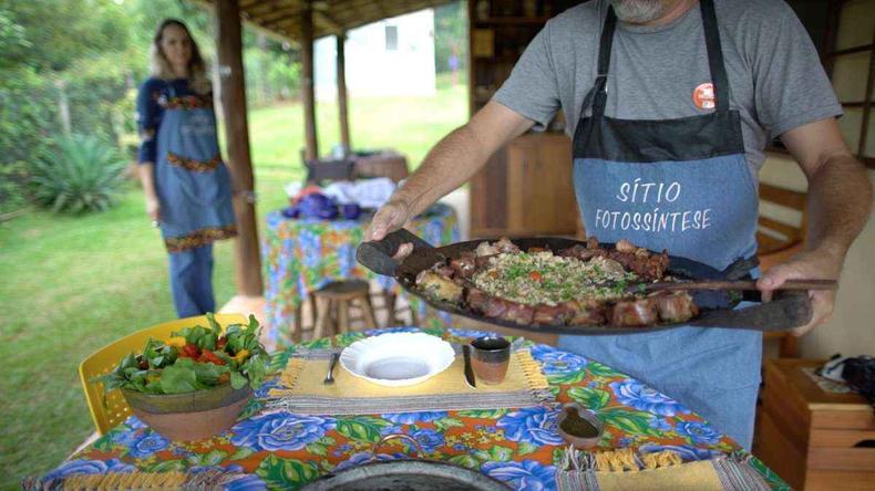No Sítio Fotossíntese, o turista colhe os alimentos e participa do preparo do almoço tipicamente mineiro. (foto: Marcelo Belém/Divulgação) Prato sendo servido.