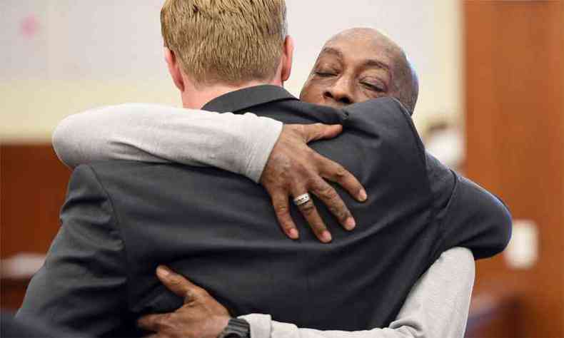 Plaintiff DeWayne Johnson abraa um de seus advogados ao ouvir o veredito(foto: AFP PHOTO / POOL / JOSH EDELSON)