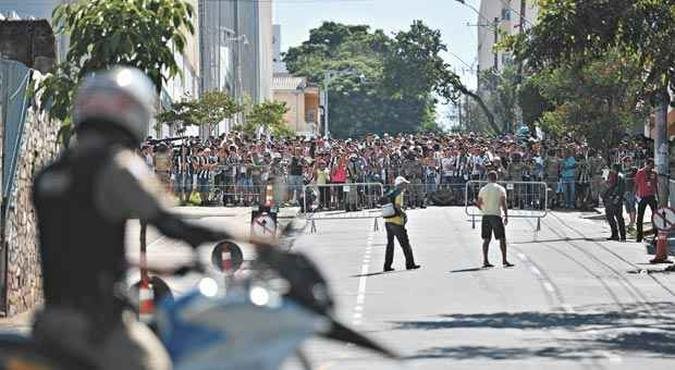 Policial observa torcedores na Rua Pitangui antes de cl�ssico pelo campeonato mineiro, em abril: coronel promete monitorar uniformizadas proibidas de entrar no est�dio(foto: Foto: Alexandre Guzanshe/EM/D.A Press 6/4/14)