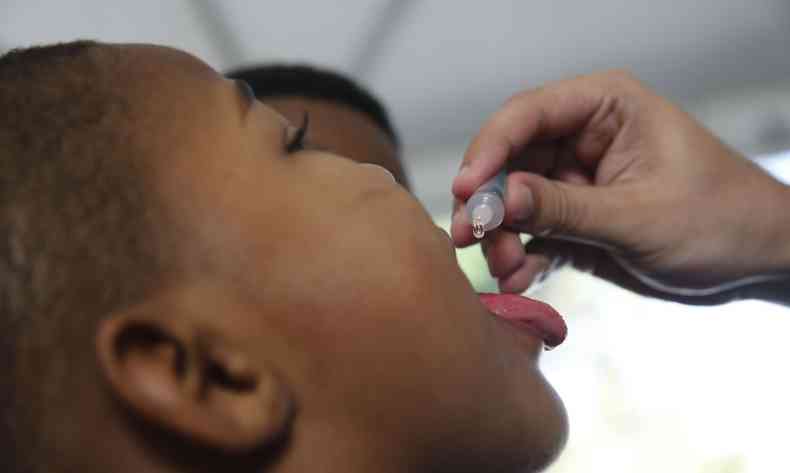 Criança recebendo dose oral de vacina 