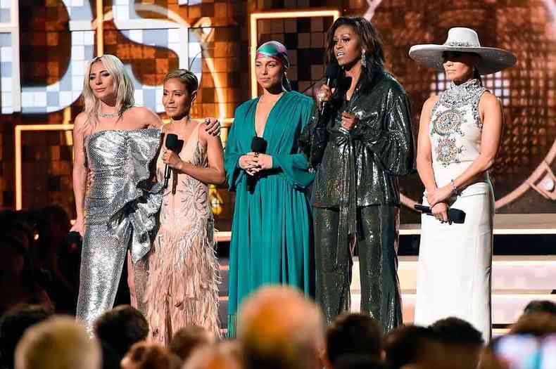 Lady Gaga, Jada Pinkett Smith, Alicia Keys, Michelle Obama e Jennifer Lopez na abertura do Grammy(foto: Robyn Beck/AFP)