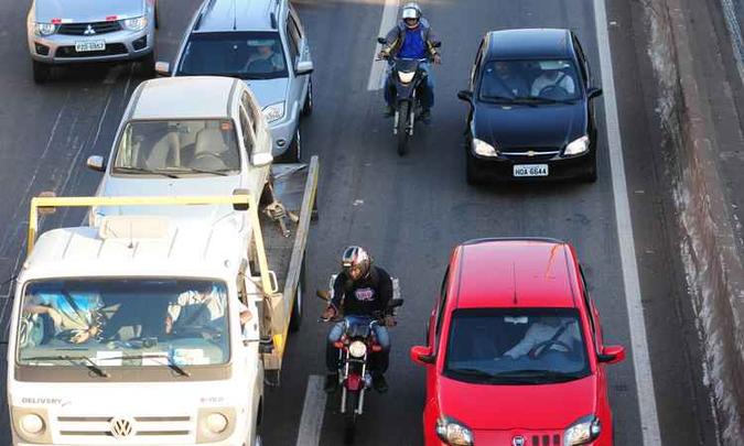 Conduta de motoqueiros de trafegar pelo corredor é decisiva para criar condições de acidentes. Deslocamento de ar quando passam veículos mais pesados contribui para o desequilíbrio desses condutores(foto: Gladyston Rodrigues/EM/D.A PRESS) Conduta de motoqueiros de trafegar pelo corredor é decisiva para criar condições de acidentes. Deslocamento de ar quando passam veículos mais pesados contribui para o desequilíbrio desses condutores(foto: Gladyston Rodrigues/EM/D.A PRESS)