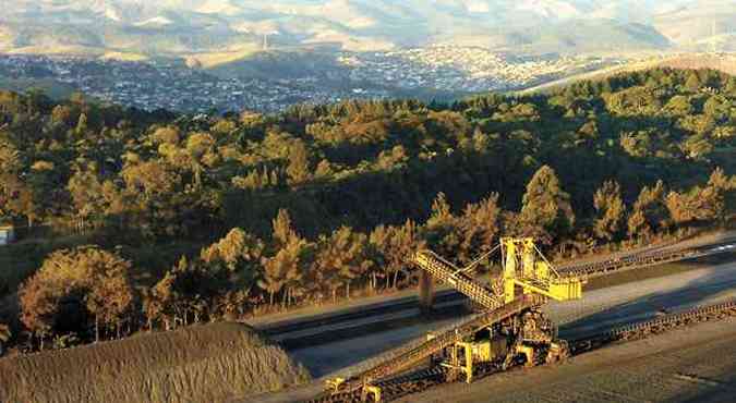 Itabira, ao fundo, est entre as cidades de Minas Gerais que mais perdem com a demora na definio das novas regras para o setor mineral(foto: Gladyston Rodrigues/EM/D.A Press )