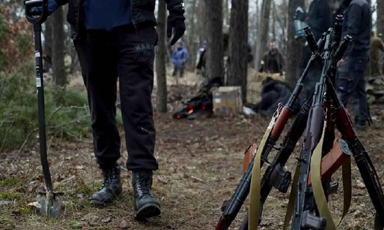 Pessoas cavam trincheiras em uma floresta perto da capital da Ucrnia, Kiev, para bloquear avano russo