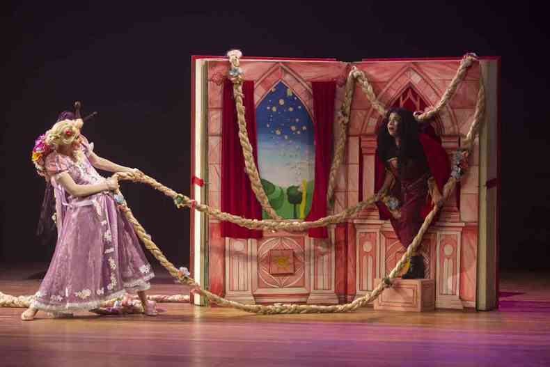 Protagonista da pea infantil Rapunzel exibe trana de 25 metros durante o espetculo
