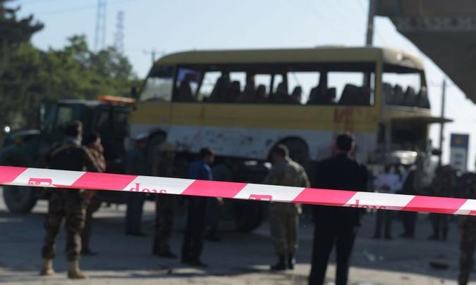 Um homem-bomba a p teria se jogado contra um micro-nibus na estrada que liga Jalalabad, a grande cidade do leste do pas, a Cabul(foto: AFP/SHAH MARAI )