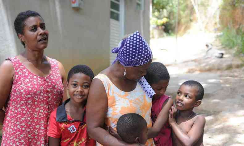 Matriarca do Quilombo Mangueiras com os netos