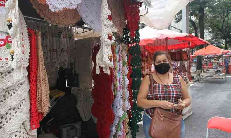 Kelly Regina, de 42 anos, com sua barraca de croch, na Feira Hippie, em Belo Horizonte