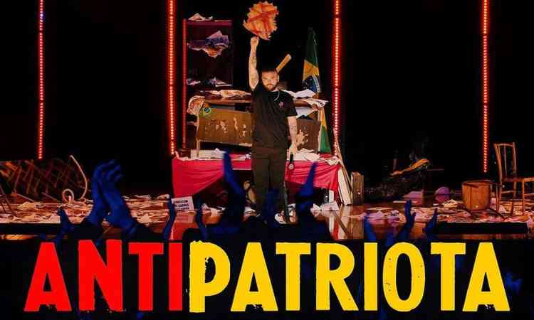 Tiago Santineli em seu show 'Antipatriota'