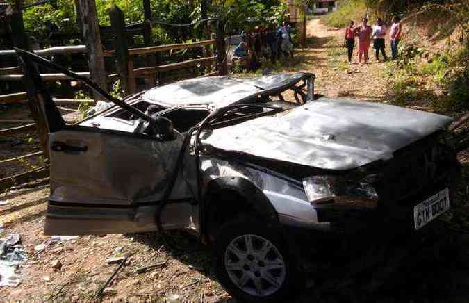 Com o impacto do acidente, o teto do veculo ficou completamente amassado(foto: Polcia Militar Rodoviria (PMRv) / Divulgao)