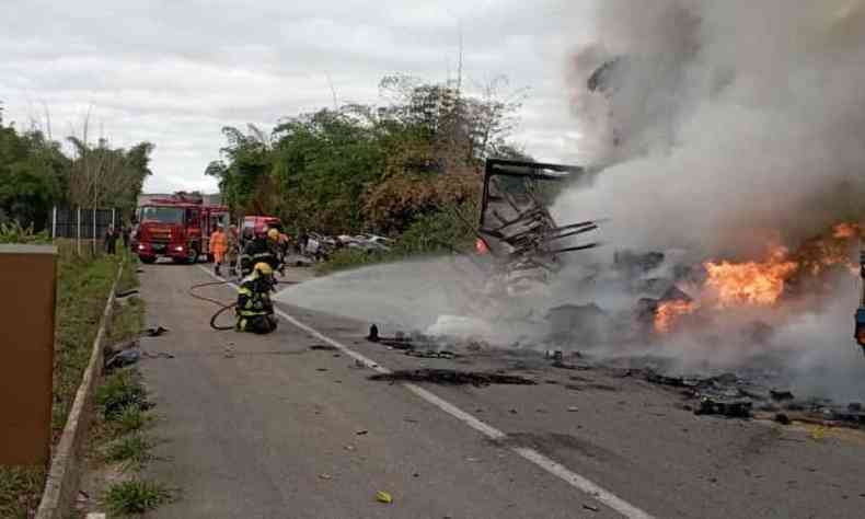 Bombeiros trabalham para debelar chamas de carreta que se acidentou na BR-381