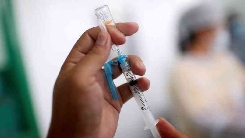 Diversos relatos sobre 'fura-filas' durante a vacinao se tornaram alvos de investigaes pelo pas(foto: Reuters)