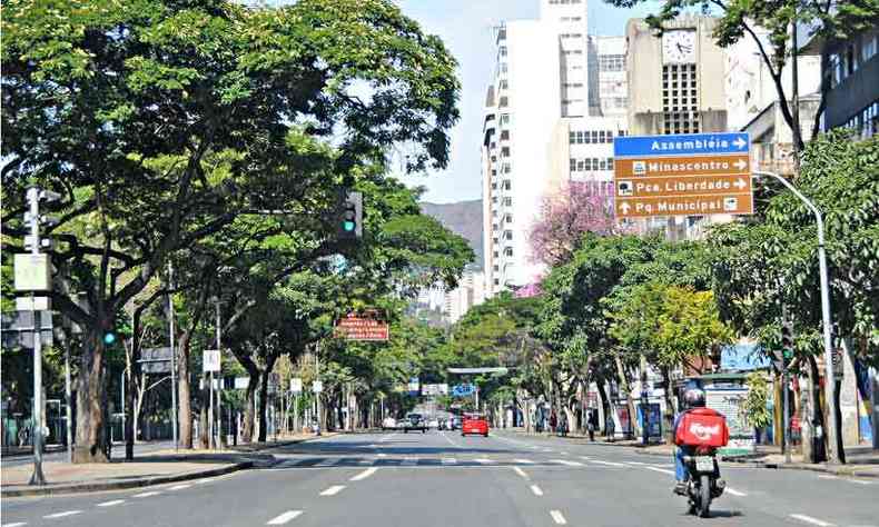 Avenida Afonso Pena vazia e at sem nibus ontem: Belo Horizonte inicia mais uma semana sob rdeas curtas, com abertura apenas de comrcio e servios essenciais (foto: Juarez Rodrigues/EM/D.A Press)