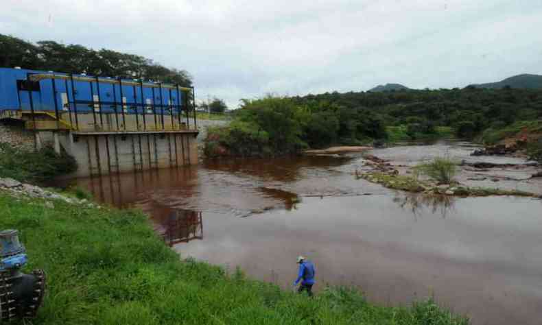 A gua do Rio Paraopeba est sendo monitorada diariamente(foto: Paulo Filgueiras/EM/D.A Press)