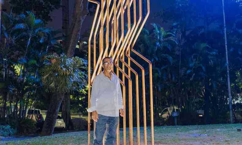 Giovani Fantuzzi diante de esculturas criadas por ele 