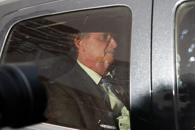 Bolsonaro em carro, depois de depor  Polcia Federal